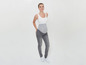 Schwangeres Model in grauen Jeans und einem weißen Tanktop.