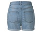 Blaue Denim Shorts mit umgeschlagenem Saum.