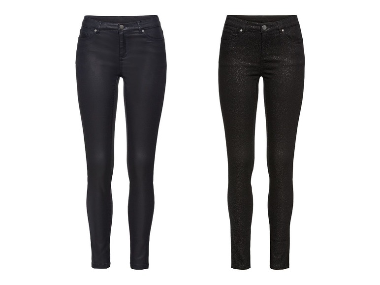 Zwei schwarze Skinny Jeans, eine mit Glitzer und eine mit glattem Finish.