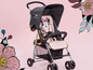 Ein rosafarbener Minnie Mouse Kinderwagen mit schwarzem Verdeck.