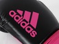 Schwarze Boxhandschuhe mit rosa Adidas-Logo.