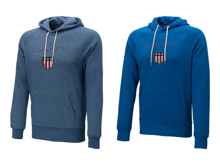 Zwei blaue Gant Hoodies mit einer amerikanischen Flagge auf der Brust.