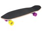 Ein schwarzes Skateboard mit gelben und violetten Rollen.