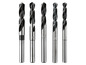 Ein Satz von fünf Metallbohrern.
