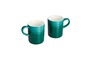 Zwei grüne Le Creuset Kaffeetassen.