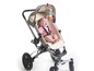Ein Baby in einem Quinny-Kinderwagen mit einem Tiny Love Mobile.