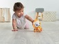 Ein Baby krabbelt auf dem Boden hinter einem VTech Baby Lion Walker.