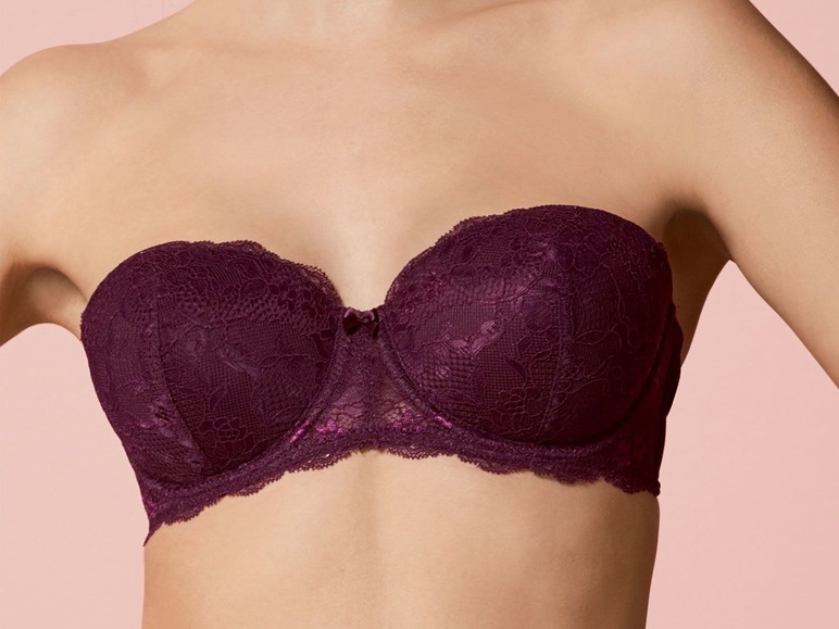 Ein lila, trägerloser BH aus Spitze.