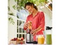 Eine Frau verwendet einen Russell Hobbs Mixer, um Smoothies zu machen.