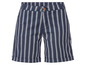Blaue Shorts mit weißen Streifen.