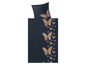 Ein dunkelblauer Bettbezug mit bunten Schmetterlingen.