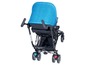 Ein blauer Bugaboo Kinderwagen mit einem Streifenmuster.
