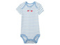 Ein gestreiftes Baby-Bodysuit mit kurzen Ärmeln in Blau und Weiß mit einem Apfeldruck.