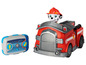 Ein rotes Feuerwehrfahrzeug mit Marshall von der Paw Patrol, gesteuert mit einer Fernbedienung.