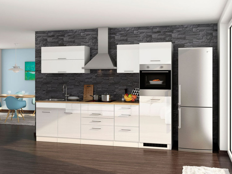 Weiße Küche mit Backofen, Kühlschrank und Schränken.