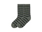 Zwei Paar grüne Socken mit schwarzen Streifen.