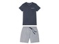 Ein dunkelblauer Pyjama mit kurzem Arm und gestreiften Shorts.