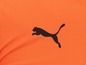 Ein orangefarbenes Shirt mit dem Puma-Logo.