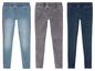 Drei Jeans: hellblau mit rotem Streifen, grau und dunkelblau.