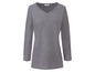 Ein graues Langarmshirt mit V-Ausschnitt.