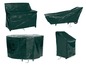 Grüne Schutzhüllen für Gartenmöbel, darunter eine Bank, ein Liegestuhl, ein Tisch und ein Stuhl.