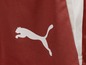 Ein rot-weißes Sportbekleidungsstück von Puma.