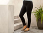 Schwarze Skinny Jeans und beige Ballerinas.