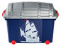 Blaue Aufbewahrungsbox mit Rollen, gestaltet als Schatztruhe mit Piratenschiff-Design.