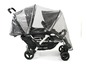 Ein Chicco Baby Doppelkinderwagen mit einer transparenten Regenhaube.