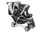 Schwarzer Chic4Baby Doppelkinderwagen mit Blumenmuster.
