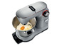 Eine silberne Bosch Küchenmaschine mit einer Schüssel voller Mehl, Eiern und Butter.