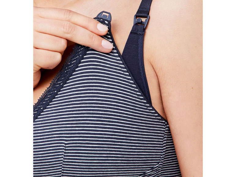 Ein gestreifter, schwarzer Still-BH mit einem Clip-Öffnungsmechanismus.