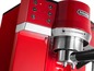 Eine rote De'Longhi Espressomaschine mit einem silbernen Filterhalter.