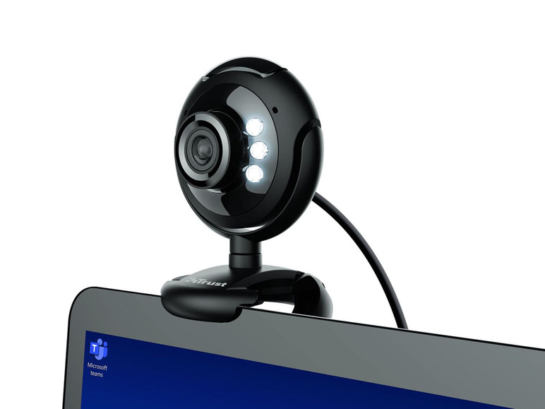 Eine Trust Webcam mit integriertem Licht auf einem Laptop mit Microsoft Teams