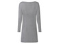 Graues Strickkleid mit langen Ärmeln.