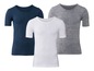 Drei T-Shirts: ein dunkelblaues, ein weißes und ein graues mit einem gestreiften Muster.