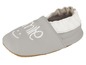 Graue Babyschuhe mit 'smile' darauf.