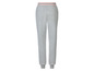 Graue Jogginghose mit rosa Bund.