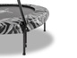 Ein Trampolin mit Zebra-Muster.