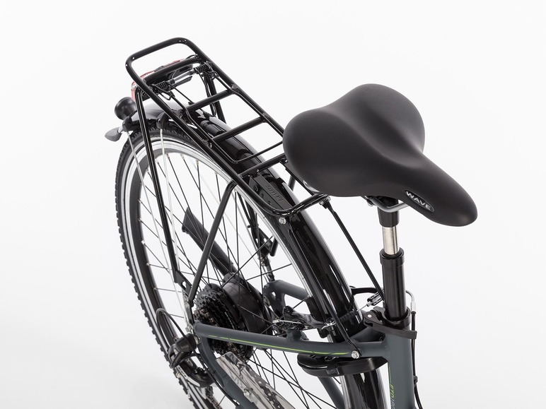 Ein schwarzes Fahrrad mit einem Wave-Sattel und einem Gepäckträger.