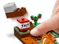 Lego Minecraft Set mit Baum, Feuer und einem TNT-Block.