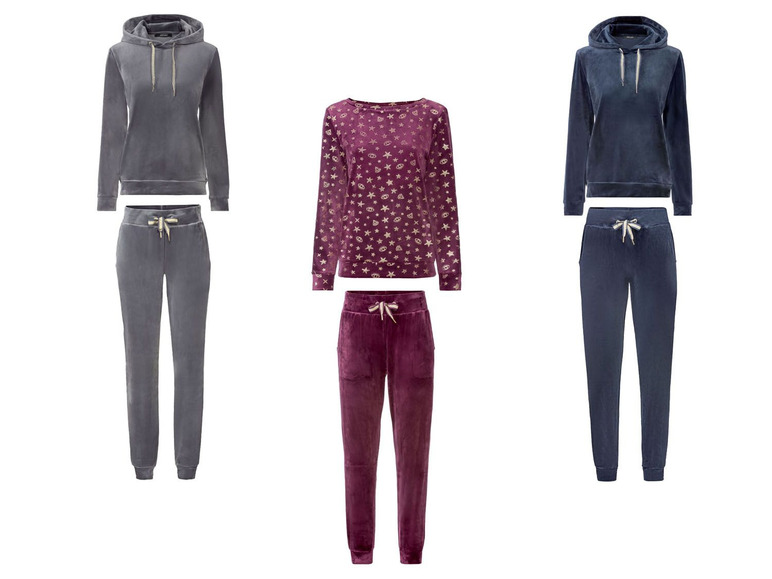 Drei verschiedene Trainingsanzüge, darunter ein dunkelblauer mit Kapuze, ein grauer Trainingsanzug mit Kapuze und ein lila Trainingsanzug mit Sternenmuster.