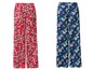 Zwei Paar weite Hosen mit Blumenmuster, eine in Rot mit weißen Blüten und die andere in Blau mit rosa Blüten und Vögeln.