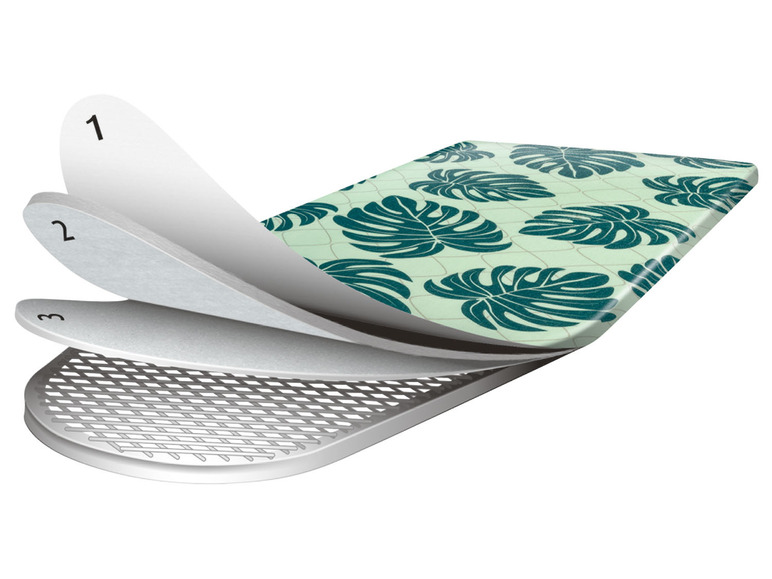 Ein Bügelbrett mit tropischem Muster, drei Füllschichten und einem Maschengewebe als Unterlage.