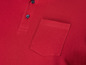 Ein rotes Poloshirt mit einer Brusttasche.