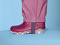 Rosa Regenhose mit rosafarbenen Gummistiefeln.