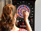 Eine Frau wirft einen Dart auf eine Dartscheibe.