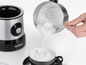 Ein Severin Milchaufschäumer gießt heiße, aufgeschäumte Milch in eine Tasse.