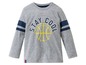 Grauer Longsleeve mit Basketball-Motiv und dem Schriftzug 'Stay Cool'.