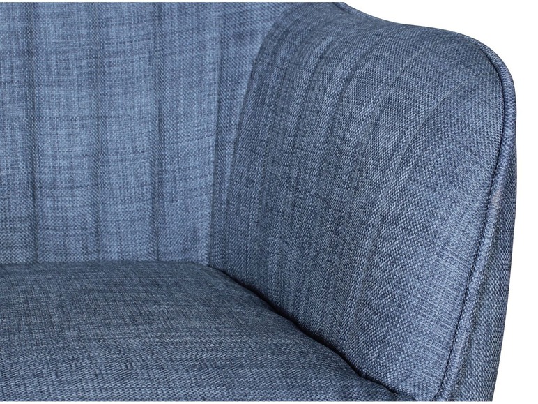Ein blauer Stoffsessel mit abgerundeter Rückenlehne.